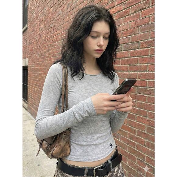 VTG Y2k Grunge Bella Swan Gray Abercrombie & Fitch Long Sleeve Fitted Tee USA S - Picture 3 of 12